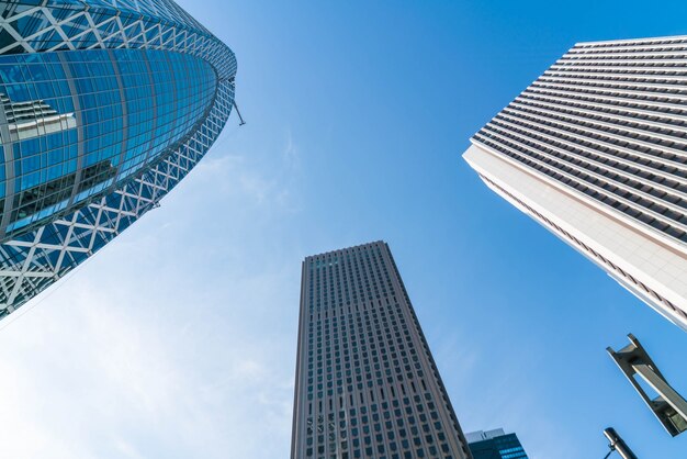 Wieżowce i błękitne niebo - Shinjuku, Tokio