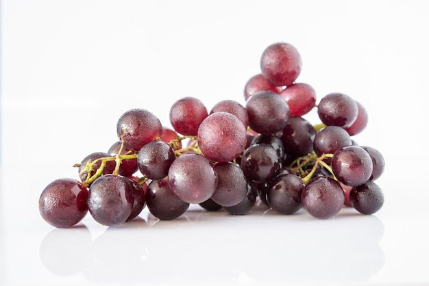 Bezpłatne zdjęcie winogron na białym tle