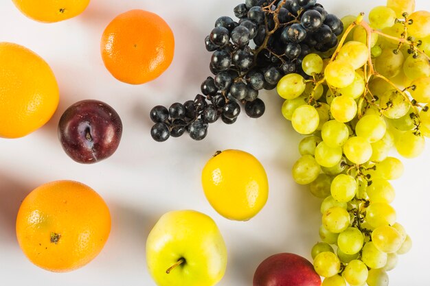 Winogrona i ładne owoce