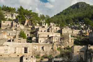 Bezpłatne zdjęcie wioska kayakoy opuszczone miasto duchów w pobliżu fethiye turcja ruiny kamiennych domów miejsce starożytnego greckiego miasta karmilissos z xviii wieku