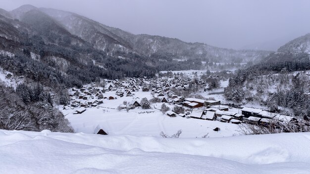 Wioska Shirakawago zimą, Japonia.