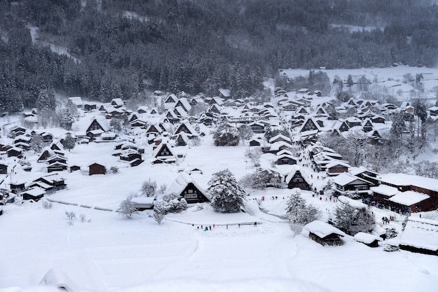 Wioska Shirakawago zimą, Japonia.