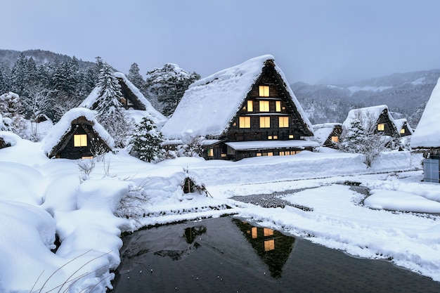 Bezpłatne zdjęcie wioska shirakawago zimą, japonia.