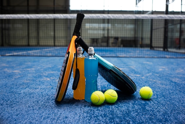 Bezpłatne zdjęcie wiosła i piłki gotowe do gry w tenisa w środku