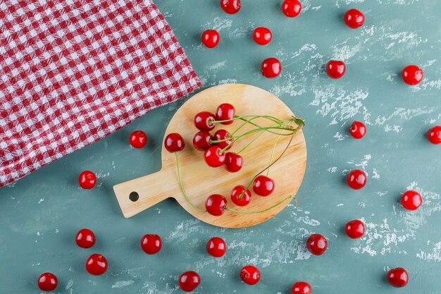 Wiśnia z widokiem z góry ręcznik kuchenny na tynk i deska do krojenia