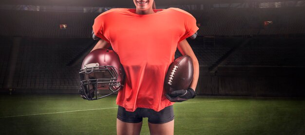 Wizerunek dziewczyny na stadionie w stroju zawodnika drużyny futbolu amerykańskiego. koncepcja sportu. różne środki przekazu