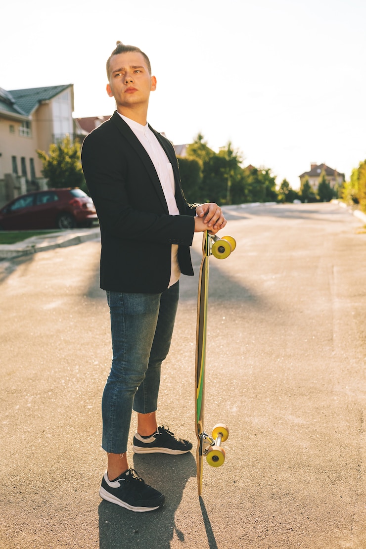 Bezpłatny plik Zdjęcie wizerunek mężczyzna z longboard iść na drodze