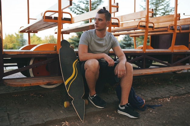 Wizerunek mężczyzna z longboard iść na drodze