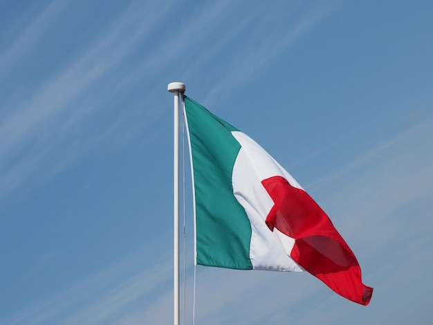 Włoska flaga włoch nad błękitnym niebem