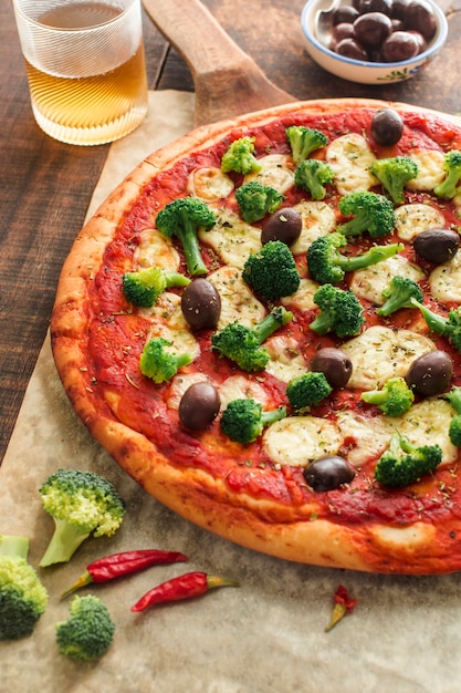Bezpłatne zdjęcie włoska pizza na drewnianym stole z składnikami