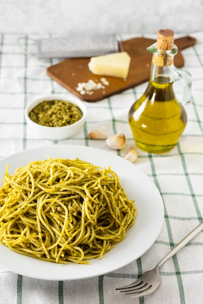 Bezpłatne zdjęcie włoski makaron z butelką oliwy z oliwek i serem