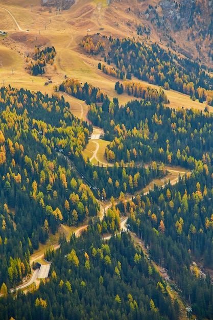 Włoskie Dolomity jesienny dzień