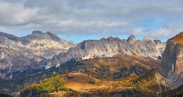 Włoskie Dolomity jesienny dzień