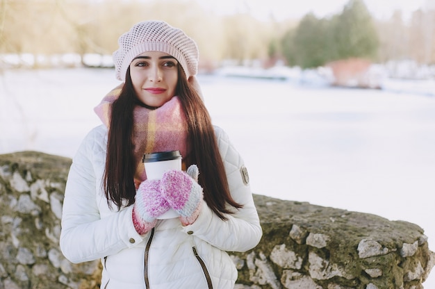 Bezpłatne zdjęcie włosy piękna brunetka na zewnątrz śnieg