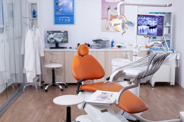 Wnętrze gabinetu dentystycznego z nowoczesnym fotelem i specjalistycznym sprzętem dentystycznym. Wnętrze gabinetu stomatologicznego.