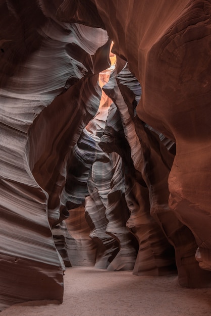 Wnętrze jaskini ze wspaniałymi teksturami w Antelope Canyon, USA