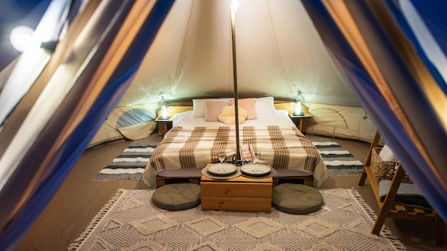 Wnętrze namiotu w nocy glamping