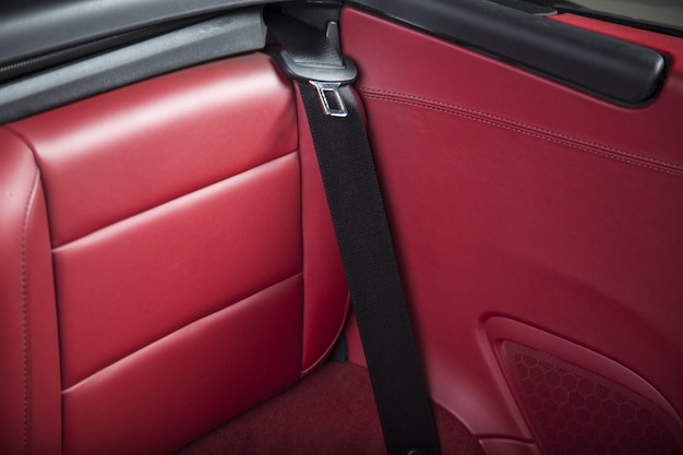 Wnętrze nowoczesnego czerwonego luksusowego samochodu sportowego