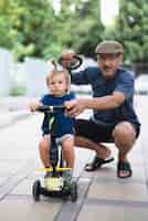 Bezpłatne zdjęcie wnuk z dziadkiem na rowerze