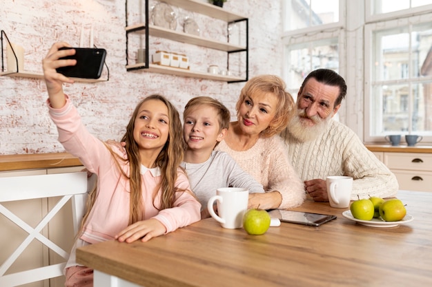 Bezpłatne zdjęcie wnuki robią selfie z dziadkami