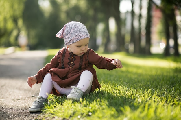 Woda squat blondynka dorosły szczupły mięsień