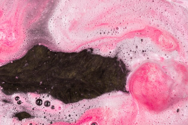 Woda z różową bombą do kąpieli