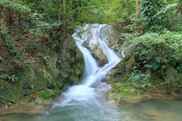 Wodospad Erawan w Parku Narodowym w Kanchanaburi Tajlandia