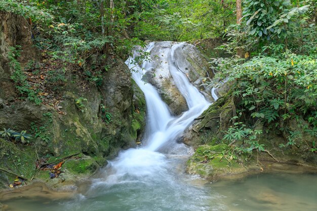 Wodospad Erawan w Parku Narodowym w Kanchanaburi Tajlandia