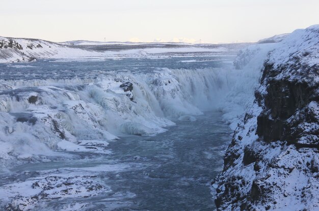 Wodospad Gullfoss na Islandii, Europa otoczony lodem i śniegiem