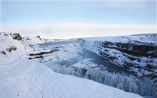 Wodospad Gullfoss na Islandii, Europa otoczony lodem i śniegiem