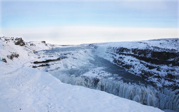 Wodospad Gullfoss na Islandii, Europa otoczony lodem i śniegiem