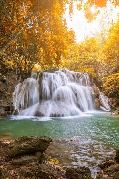 Wodospad Huai Mae Khamin poziom 3 Park Narodowy Khuean Srinagarindra Kanchanaburi Tajlandia