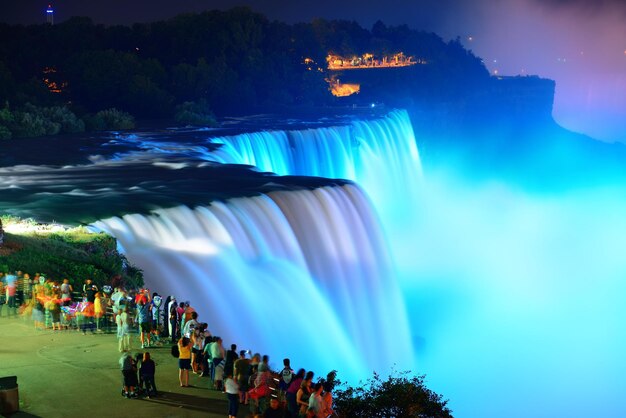 Wodospad Niagara oświetlony w nocy kolorowymi światłami