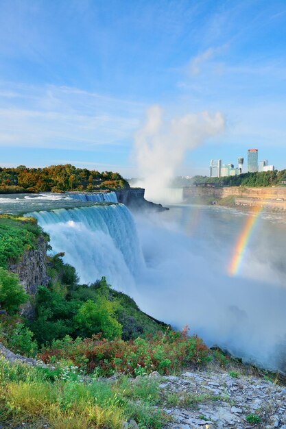 Wodospad Niagara rano z tęczą