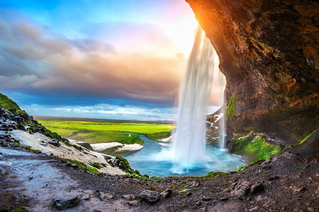 Wodospad Seljalandsfoss podczas zachodu słońca, piękny wodospad na Islandii.