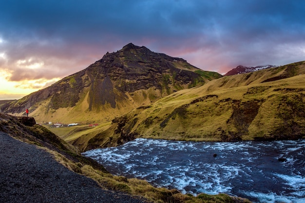 Bezpłatne zdjęcie wodospad skogafoss i krajobraz w islandii.