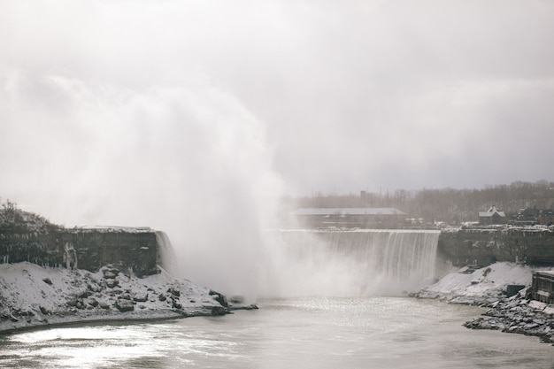 Wodospad w zimie z drzewami w tle w Niagara Falls w Ontario w Kanadzie