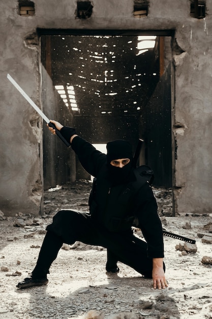 Wojownik Ninja W Czarnych Strojach, Smutek