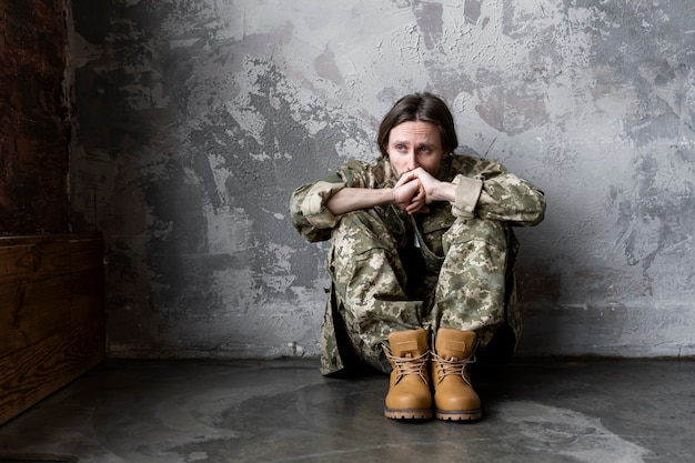 Bezpłatne zdjęcie wojskowy cierpiący na ptsd