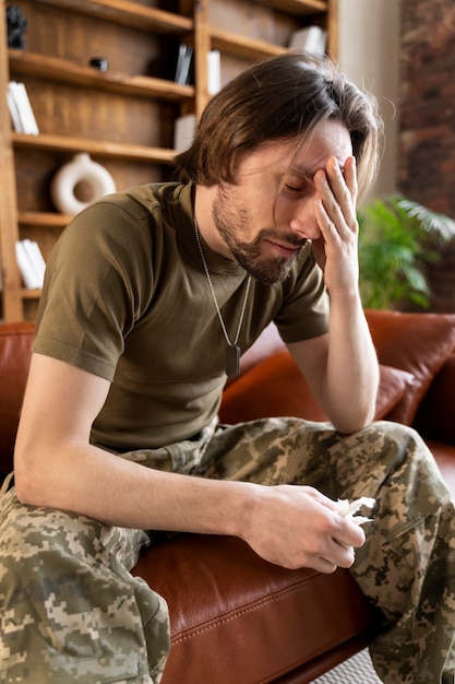 Bezpłatne zdjęcie wojskowy cierpiący na ptsd