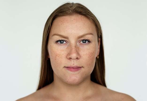 Bezpłatne zdjęcie worldface- rosyjska kobieta w białym tle