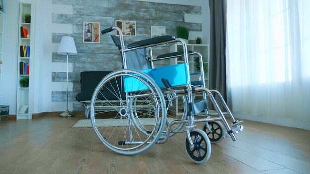 Wózek inwalidzki dla pacjenta niepełnosprawnego w pustym pokoju