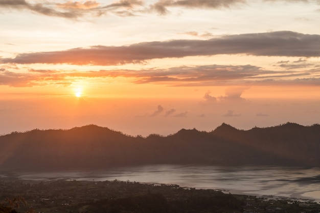 Wschód słońca nad jeziorem Batur