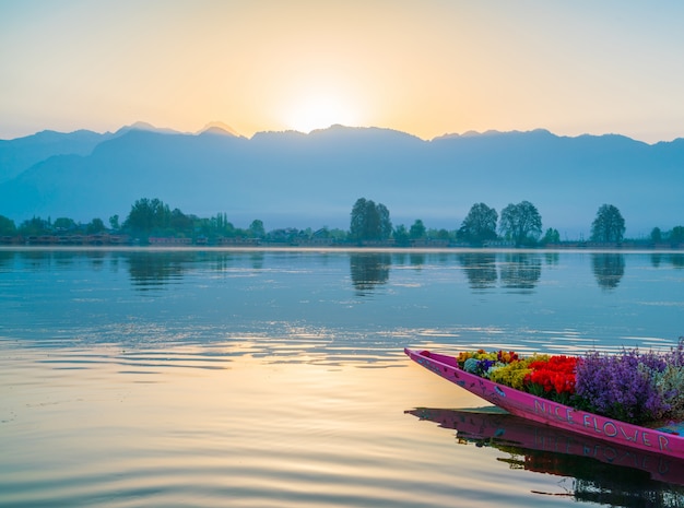 Wschód słońca nad jeziorem Dal, Kaszmir w Indiach.