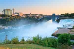 Bezpłatne zdjęcie wschód słońca nad wodospadem niagara