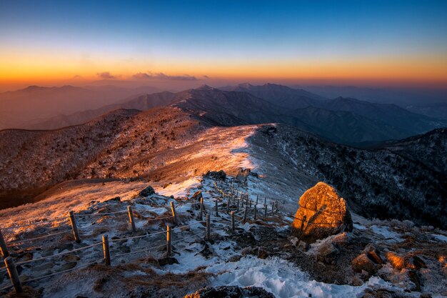 Wschód słońca w górach Deogyusan pokrytych śniegiem w zimie, Korea Południowa