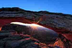 Bezpłatne zdjęcie wschód słońca w mesa arch w parku narodowym canyonlands, utah, usa