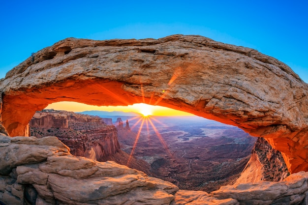 Bezpłatne zdjęcie wschód słońca w mesa arch w parku narodowym canyonlands w pobliżu moab, utah, usa