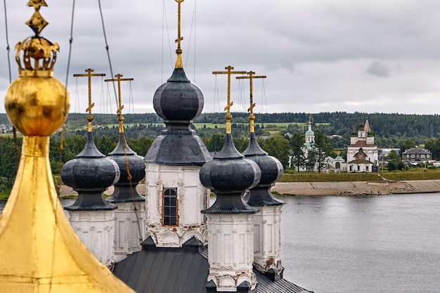 Wschodnie Krzyże Prawosławne Na Złotych Kopułach, Kopułach, Na Tle Błękitnego Nieba Z Chmurami. Sobór