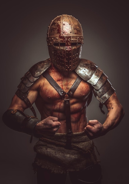 Bezpłatne zdjęcie wściekły krwawy gladiator w hełmie i starożytnej zbroi.